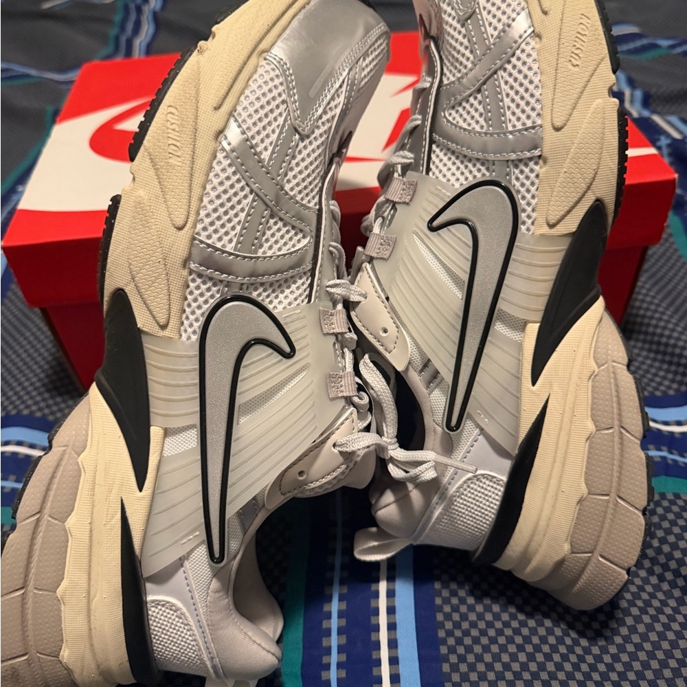 Nike Men’s Silver and White Mesh Trainer Sneakers - Picture 4 of 8
